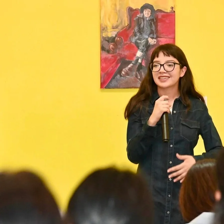 María José Alba Valerio en una exposición, frente a su obra