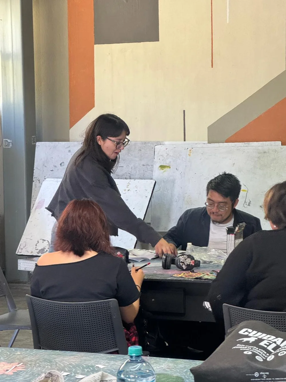 María José Alba Valerio impartiendo un taller de gráfica en su estudio