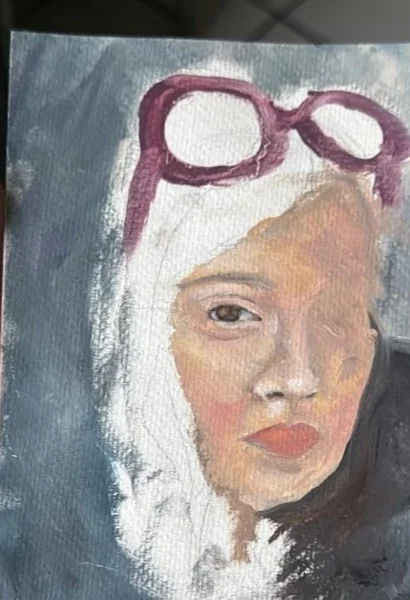 Retrato pintado de una joven con capucha y lentes sobre la cabeza