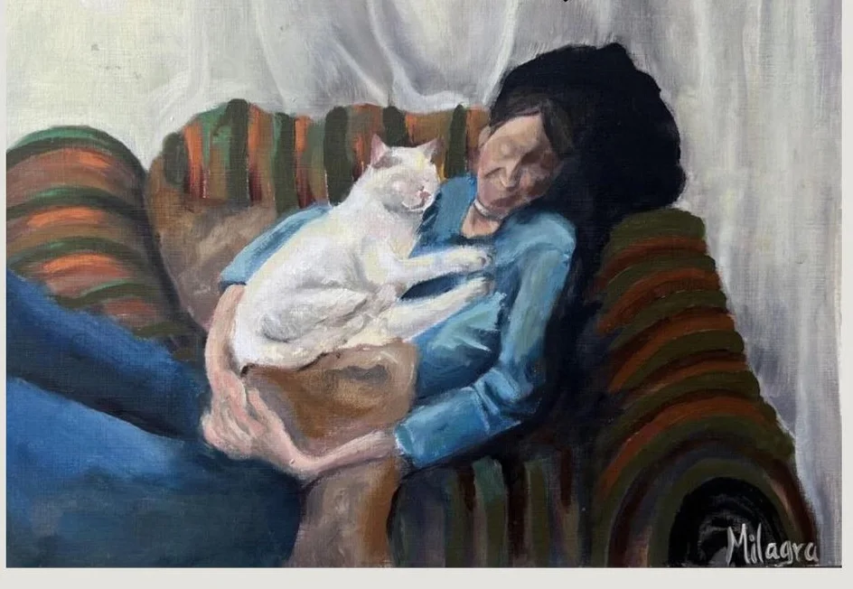 Pintura de una persona recostada en un sofá cargando un gato blanco